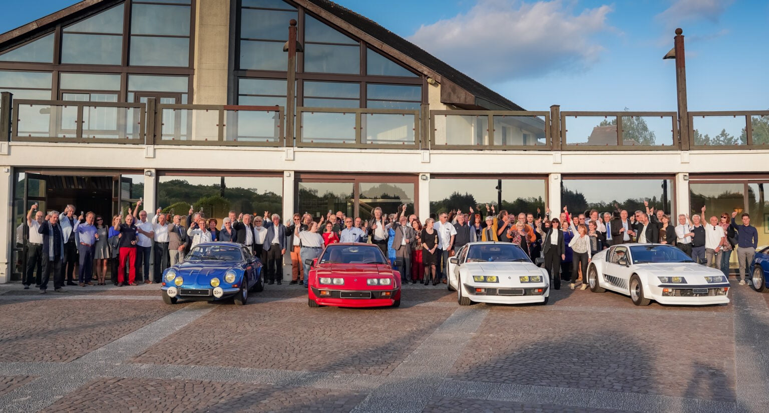 Photo de groupe des membres du club devant leurs Alpine