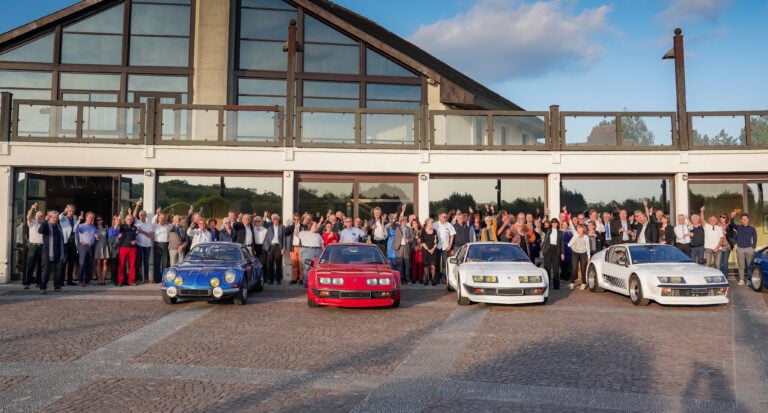 Photo de groupe des membres du club devant leurs Alpine