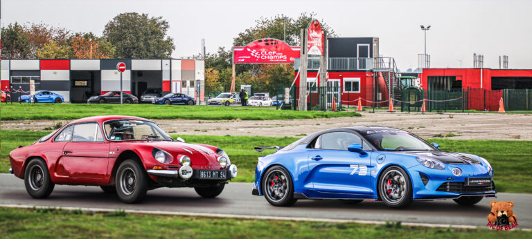 Alpine A110 berlinette rouge et Alpine A110 bleue sur la piste du circuit de Clastres